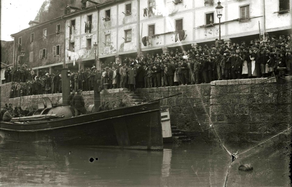 Traslado de una víctima de naufragio al puerto de San Sebastián (6 de 6) - Fondo Car-Kutxa Fototeka