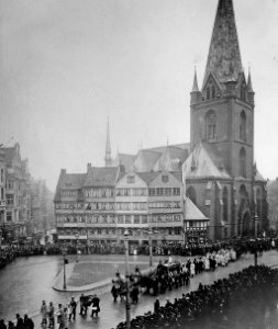Trauerzug auf der Beerdigung des bekannten Chirurgen Professor Friedrich von Esmarch nach Verlassen der Nikolaikirche auf dem Alten Markt (Kiel 44.831)