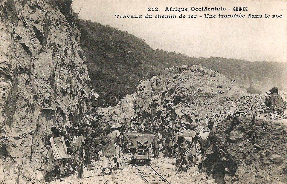Travaux du chemin de fer-Une tranchée dans le roc (Guinée)