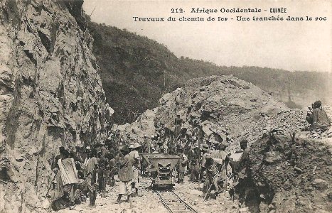 Travaux du chemin de fer-Une tranchée dans le roc (Guinée)