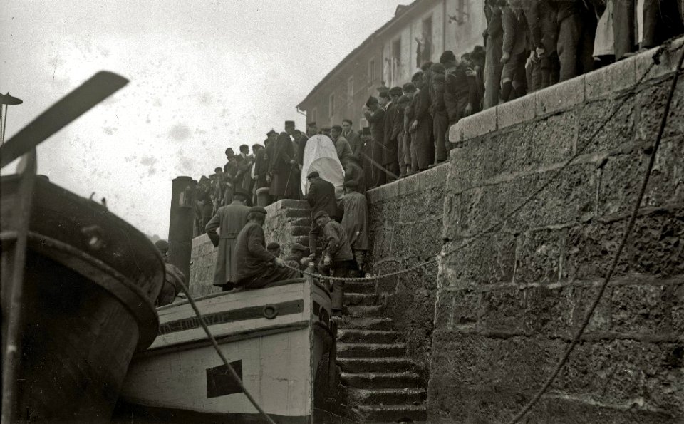 Traslado de una víctima de naufragio al puerto de San Sebastián (4 de 6) - Fondo Car-Kutxa Fototeka