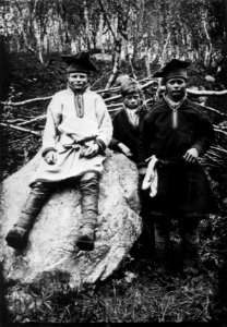Tre gutter ved en stein. Sandnes, Sør-Varanger, Finnmark, før 1900. Johan Petter Hallonen t. v - Norsk folkemuseum - NF.06725-018