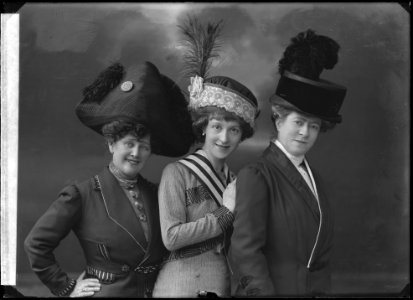 Tre trallande fruar, undated photo - SMV - NTTF001