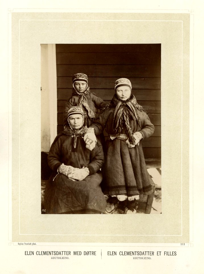 Tre kvinner i kofter, sjal og strikkevotter. Elen Clemensdatter med døtre - Norsk folkemuseum - NF.15006-106