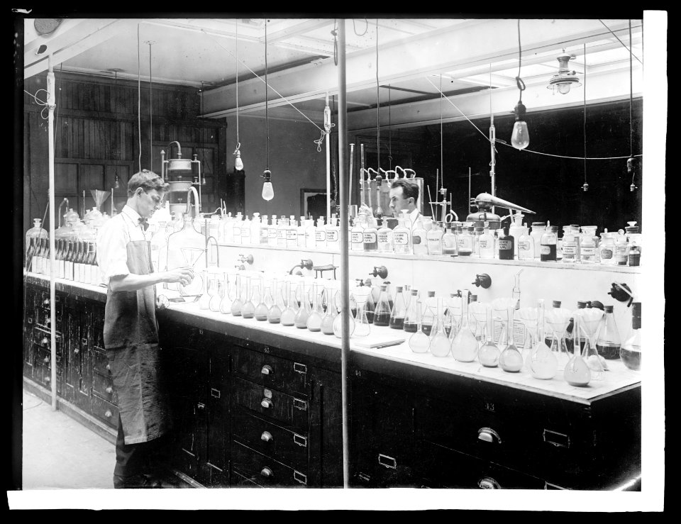 Treasury Dept. Chemical laboratory of the Internal Revenue Bureau where seizures of opiates are tested, (1914) LCCN2016852669