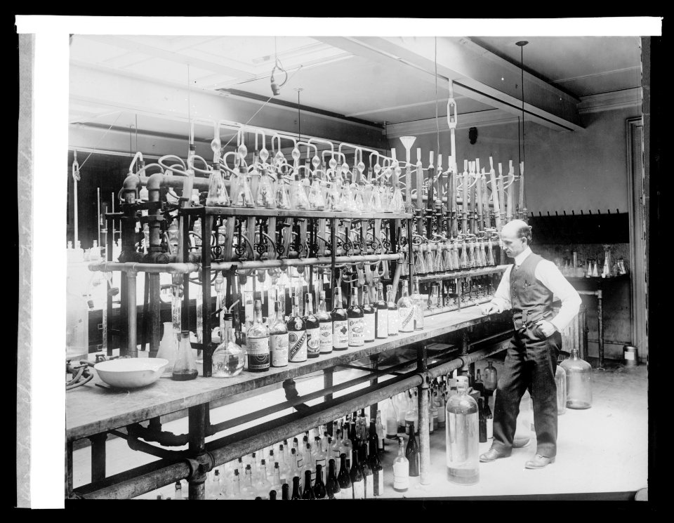 Treas., Chemical Laborator testing whiskey, (1914) LCCN2016852663