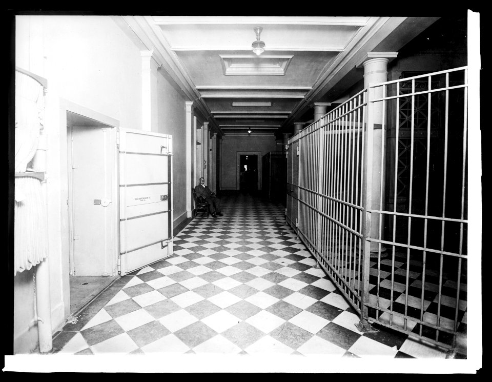 Treasury Dept., showing enclosed corridors to fiscal officers of Treasury, (1914) LCCN2016852691