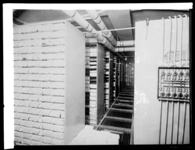 Treasury Dept. Ofc. Comptroller of Currency, Reserve vault -14 for storage of reserve notes. In vault when picture was made, $535,000,000, (1914) LCCN2016852699