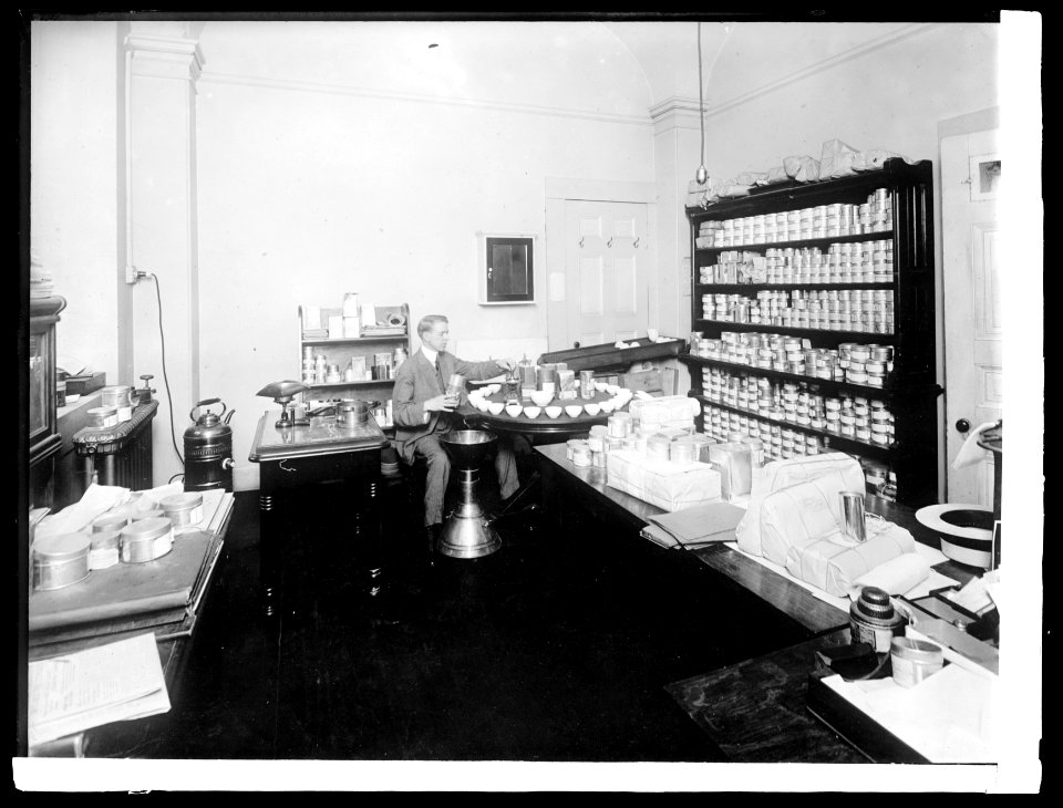 Treasury Dept. Division of Customs, Supervising tea examiner, engaged in testing tea, (1914) LCCN2016852711