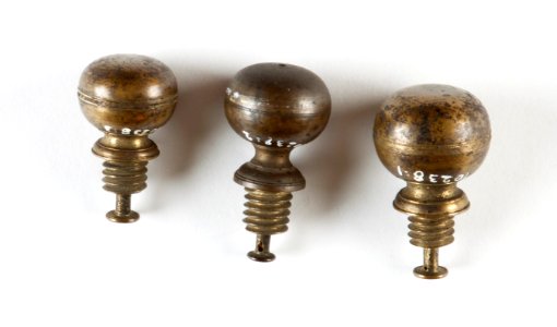 Tre stativknoppar av kompakt mässing - Skoklosters slott - 92901 photo
