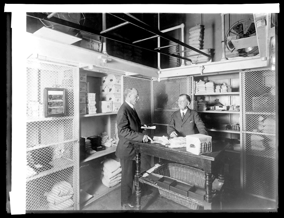 Treasury Dept. Ofc. of U.S. Treasury, cash room vault, daily working fund kept here, (1914) LCCN2016852700