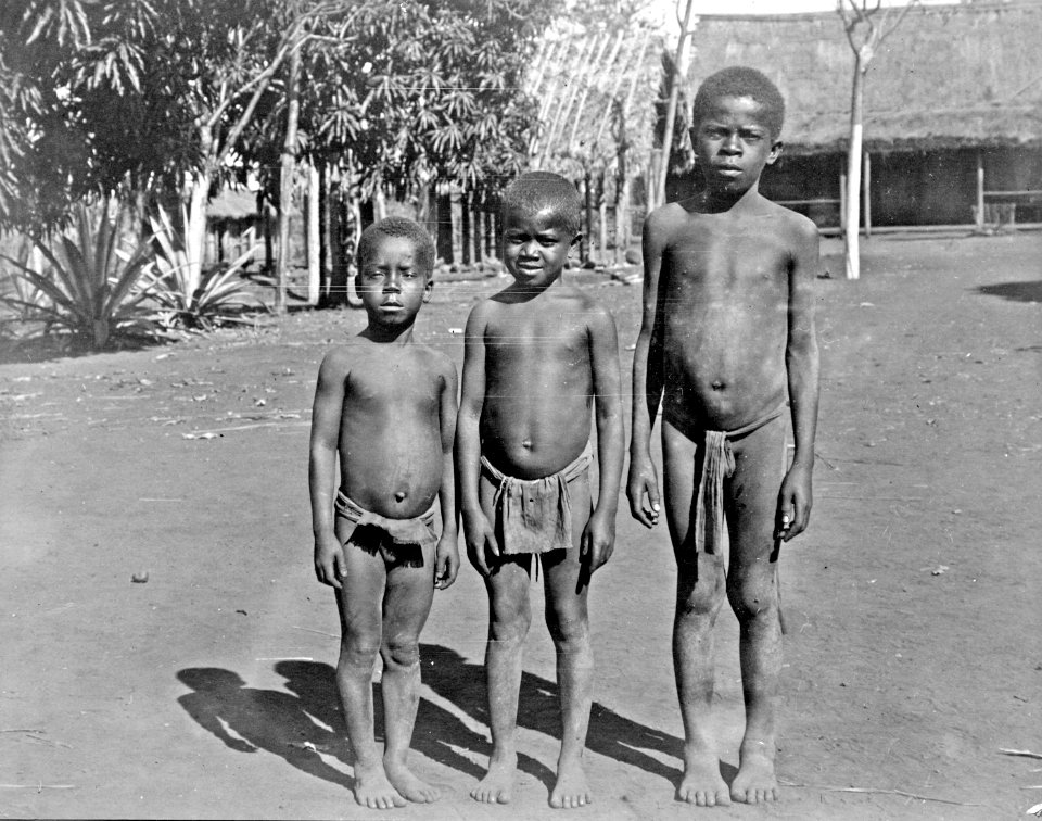 Tre sakalav-pojkar i byn S-te Marie de Marovoay. Byn S-te Marie de Marovoay, n.v. Madagaskar - SMVK - 001730