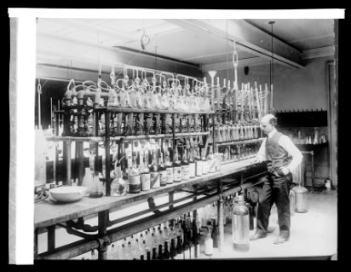 Treas., Chemical Laborator testing whiskey, (1914) LCCN2016852663 photo