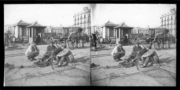 Treballadors descansant al port de Barcelona i un carro