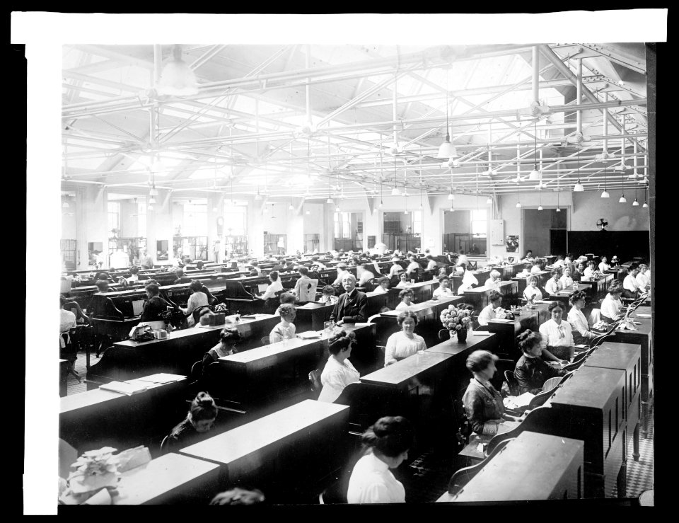 Treasury Dept., Ofc. of U.S. Treasuer. National Bank Redeption Agency. Counting & sorting national bank notes received for destruction, (1914) LCCN2016852668