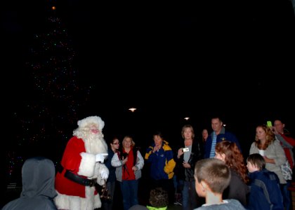 Tree-lighting ceremony 121206-N-MM360-046