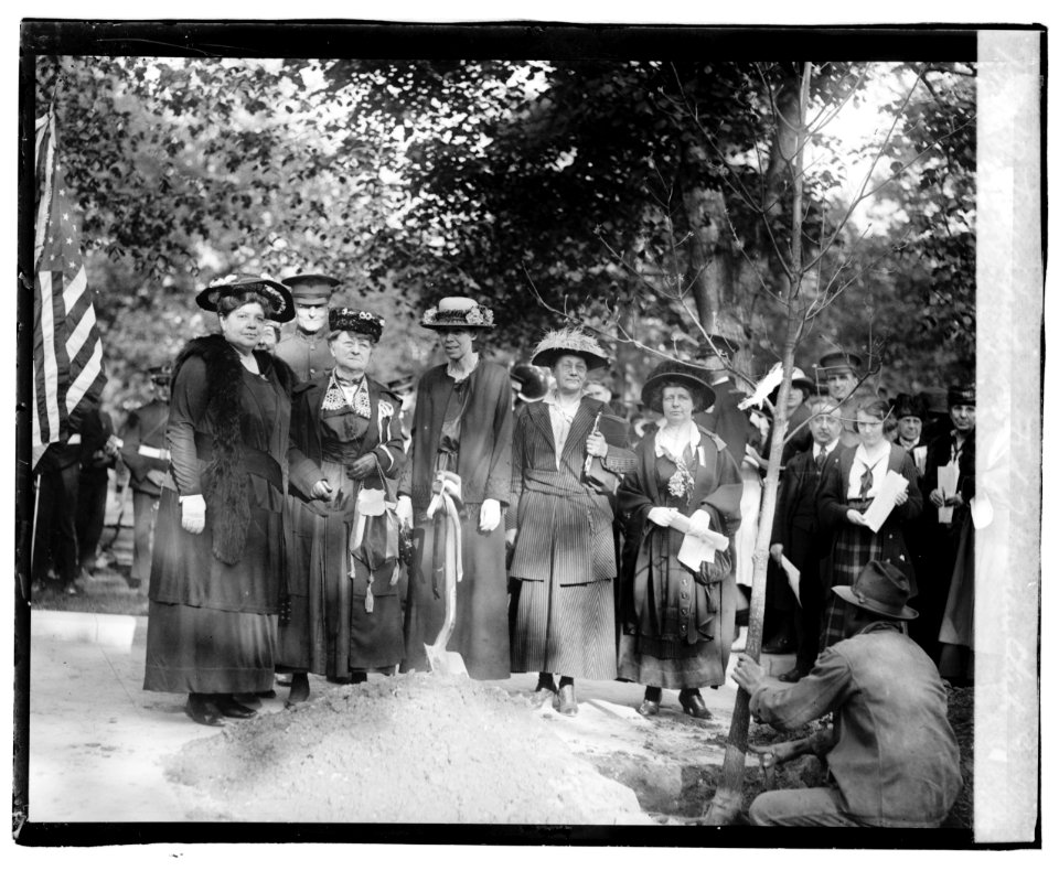 Tree planting, Fed. of Women's Clubs, 5-5-20 LCCN2016827876