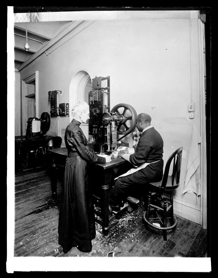 Treasury. First step, destruction of money- machine punches 4 holes in each package, (1914) LCCN2016852650