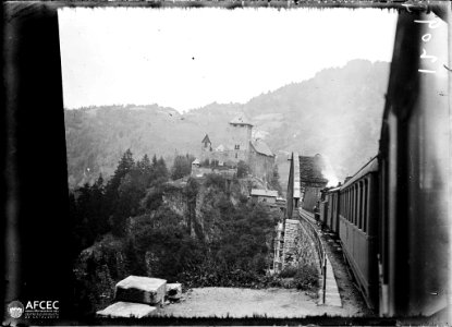 Tren passant per un pont i al fons el castell de Wiesberg