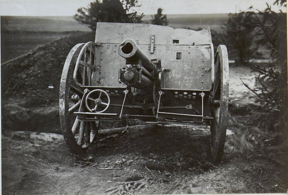 Trefferwirkung am Geschützrohr in der Feldbatterie bei Burkaro (BildID 15438677)