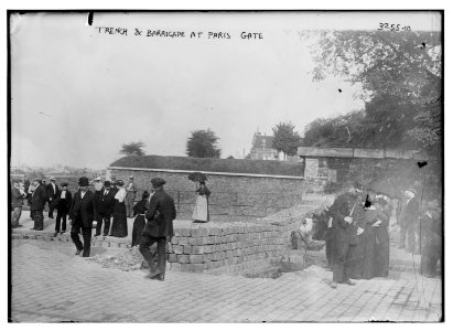 Trench & barricade at Paris gate LCCN2014697728