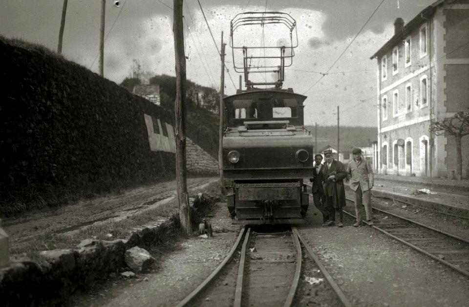 Tren eléctrico en la estación del Topo de Errenteria (2 de 3) - Fondo Car-Kutxa Fototeka