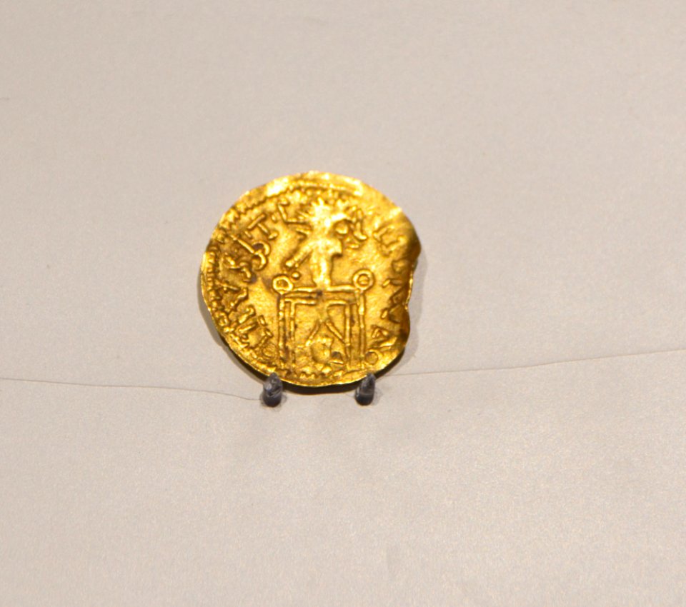 Tremís de oro de Leovigildo que imita una moneda bizantina del emperador Justino II. Valencia la Vella, Ribarroja del Turia