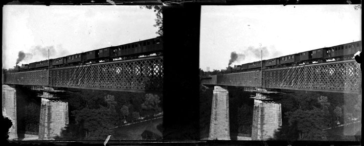 Tren passant per un pont de ferro sobre un riu al cantó de Berna photo