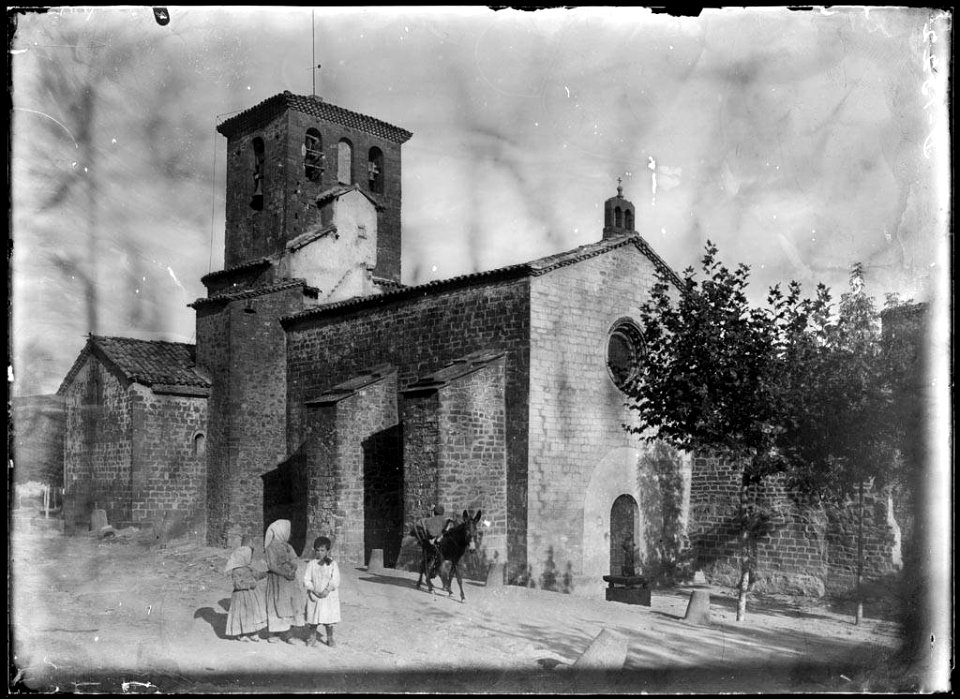 Tres nens davant l'antic Monestir de Santa Maria de l'Estany