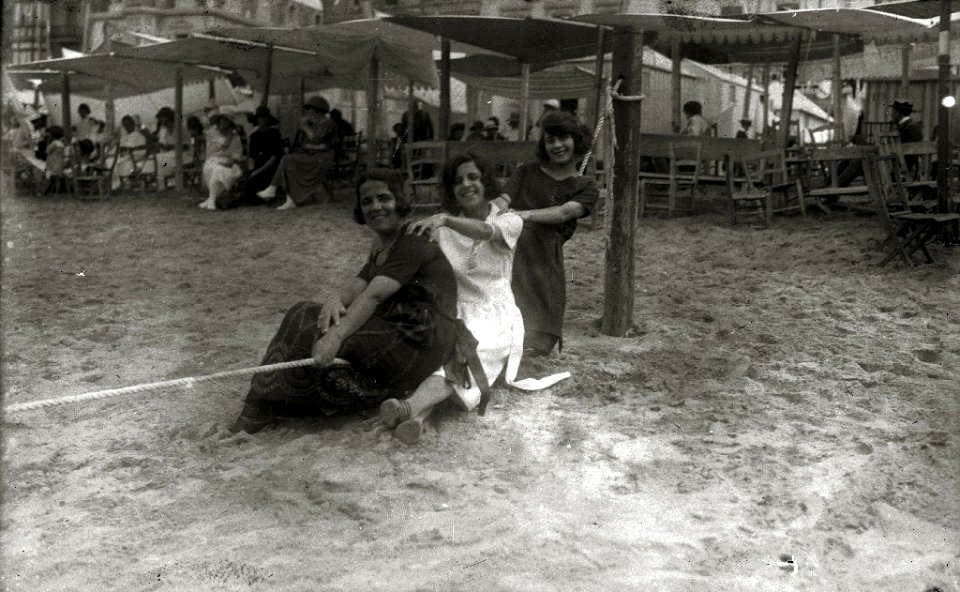 Tres jóvenes luciendo sus elegantes vestidos junto a una de las cuerdas para baños existentes en la playa de la Concha (1 de 1) - Fondo Car-Kutxa Fototeka