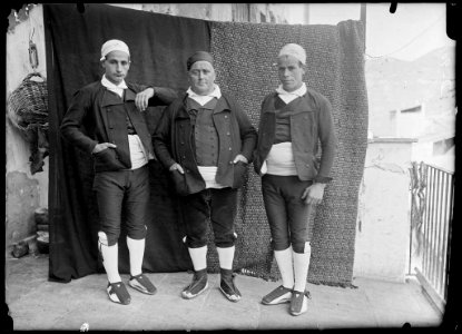 Tres homes amb indumentària tradicional al terrat d'una casa de Fraga