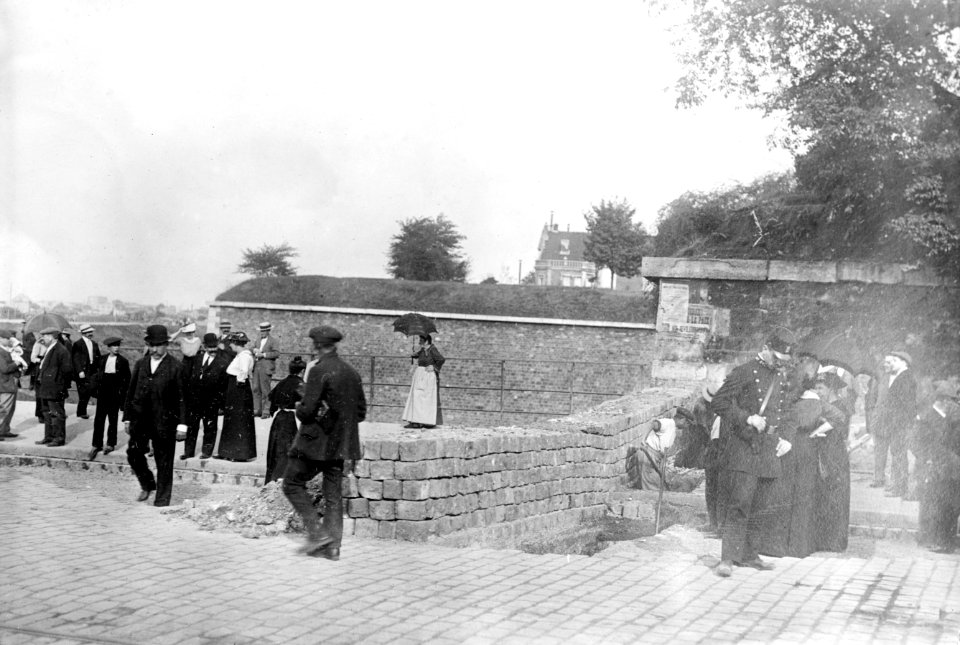 Trench and barricade at Paris gate (LOC)