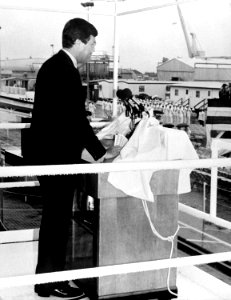 Trent Lott speaks to guests at the commissioning of the guided missile cruiser USS VINCENNES (CXG-49)