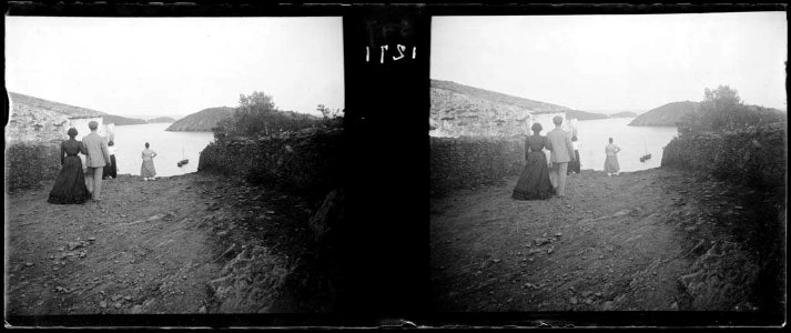 Tres dones i un home en un camí baixant a mar