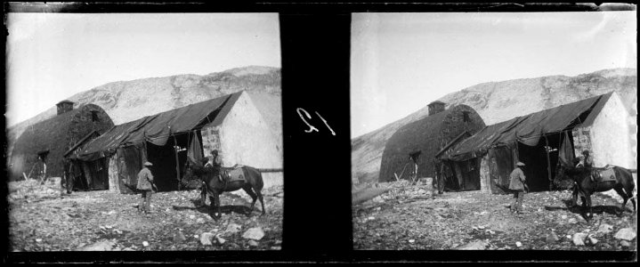 Tres homes i un cavall al costat del refugi de Bayssellance