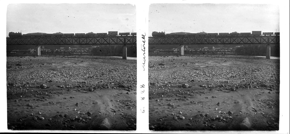 Tren creuant un pont de Martorell
