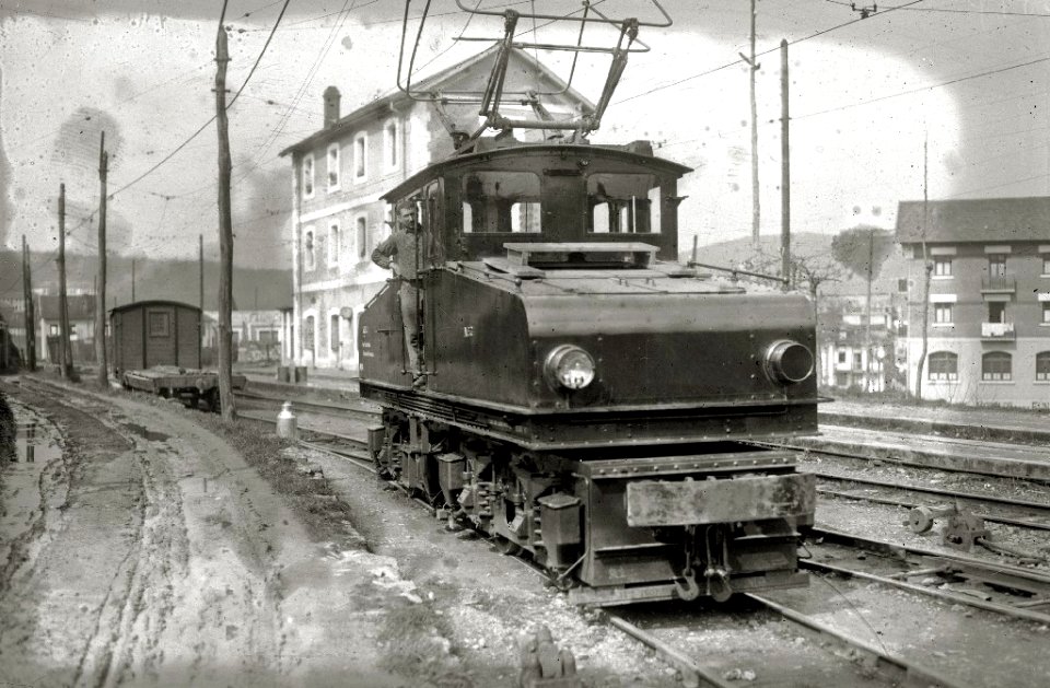 Tren eléctrico en la estación del Topo de Errenteria (3 de 3) - Fondo Car-Kutxa Fototeka