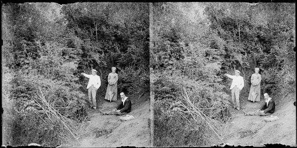 Tres persones prop de l'anomenada font d'en Jumilles , voltats de vegetació (AFCEC BORDAS D 4149)