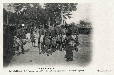 Tribu Babinga-Tam-tam avant le départ pour la chasse à l'éléphant (1904)