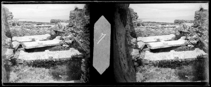 Tres sepulcres del cementiri grec de l'antiga ciutat d'Empúries