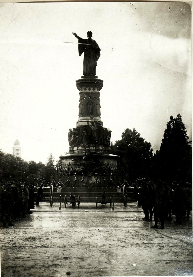 Trient Dante-Denkmal mit italienischen Waffen. (BildID 15418560)