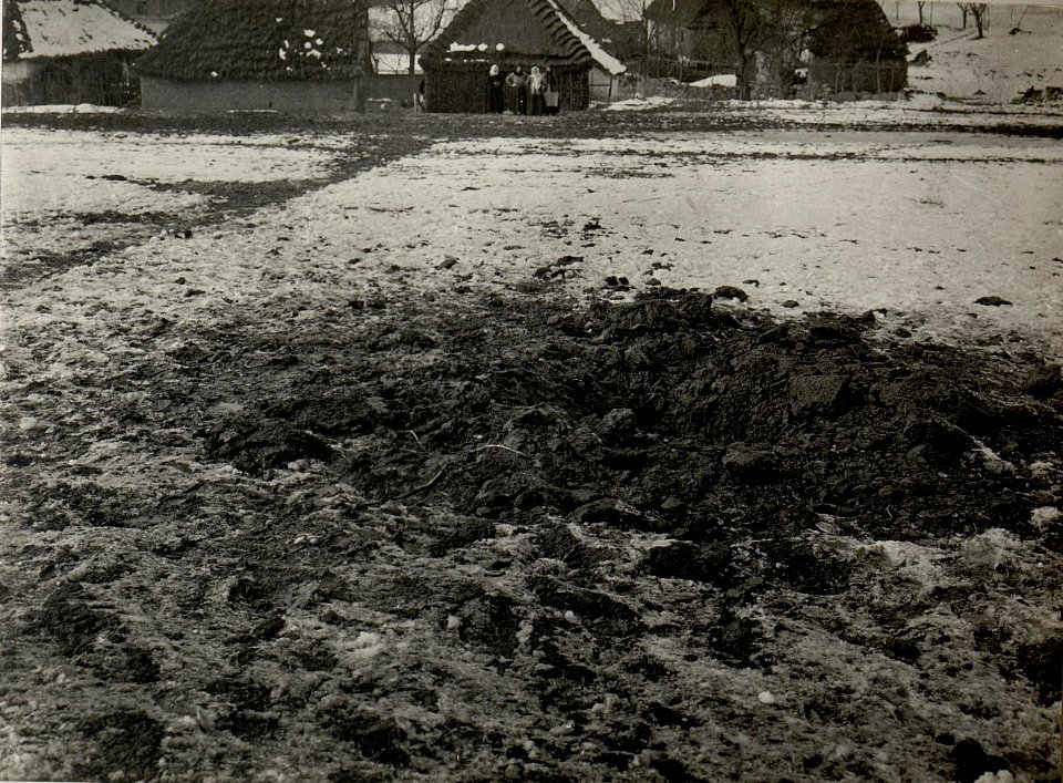 Trichter einer russischen Fliegerbombe, abgeworfen am 20.II.1916. Der Abwurf geschan um 10 nachm. in unmittelbarer Nähe des Divisions Spitals Nro. 36 in BUCZACZ. (BildID 15534686)