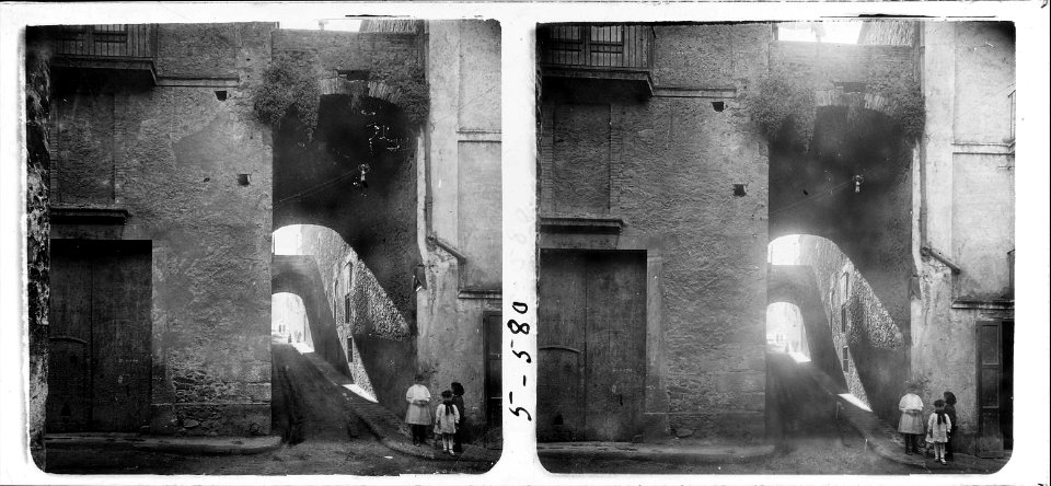 Tres nenes a un carrer de Martorell