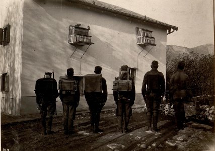 Trient,(Doss di Trento.) Brieftaubenstation, Mannschaft mit Ausrüstung. (BildID 15636077)