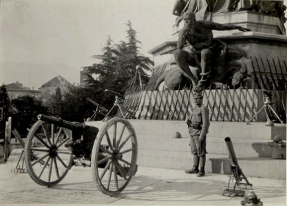 Trient.Eroberte Waffen vor dem Dante-Denkmal. (BildID 15640624)
