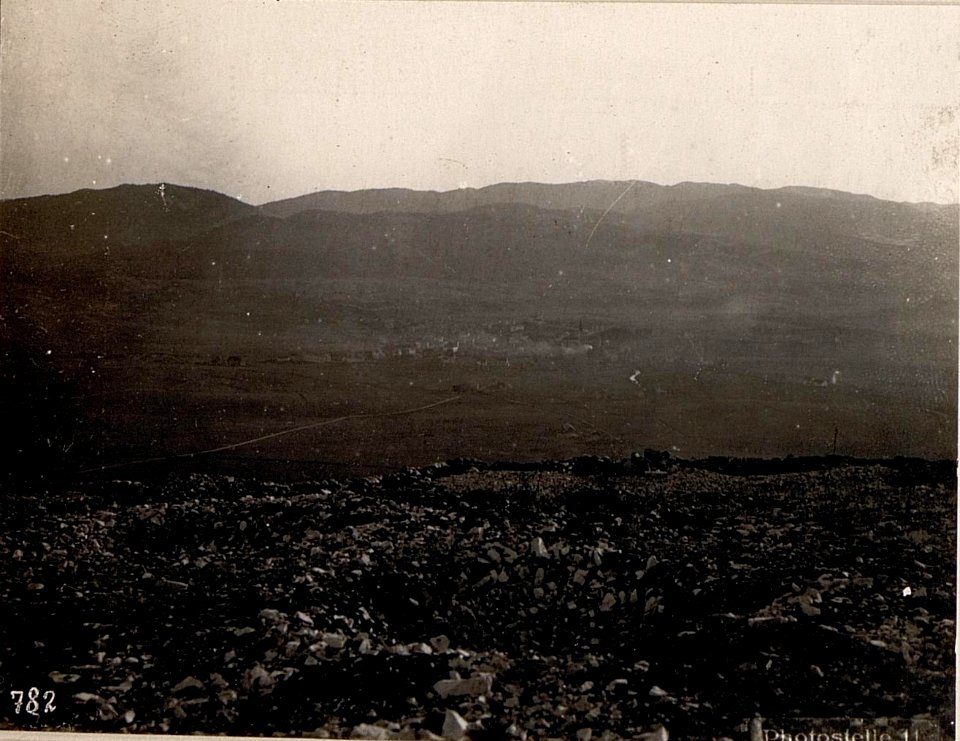 Trichter auf Monte Katze. Im Hintergrunde Asiago mit Einschlägen. (BildID 15635859)