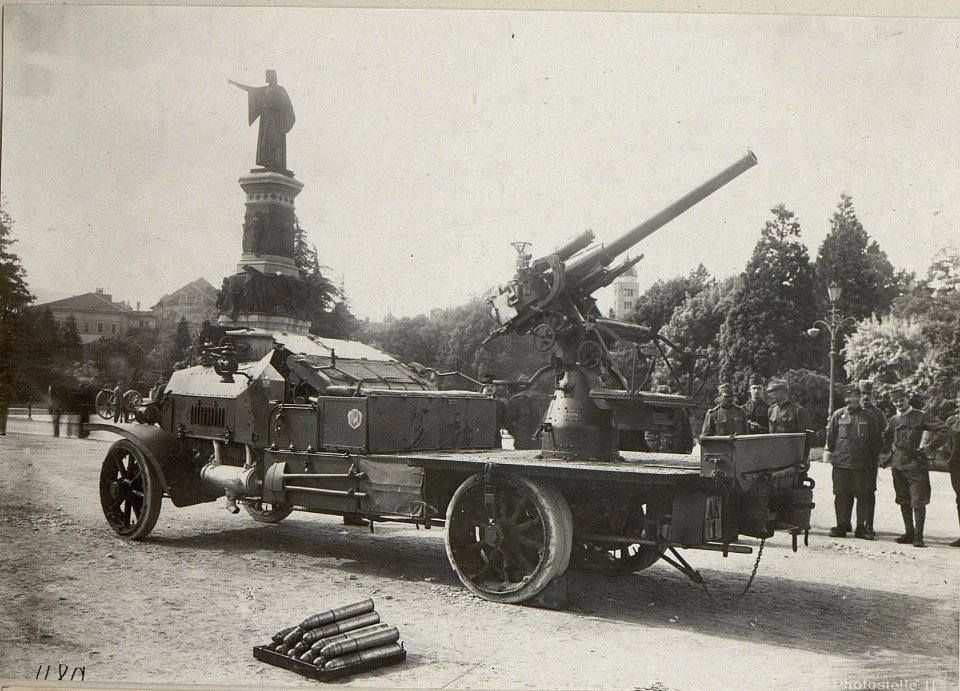 Trient.Luftabwehrgeschütz vor dem Dante-Denkmal. (BildID 15640632)