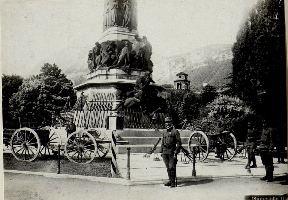 Trient.Eroberte Waffen vor dem Dante Denkmal. (BildID 15640155)