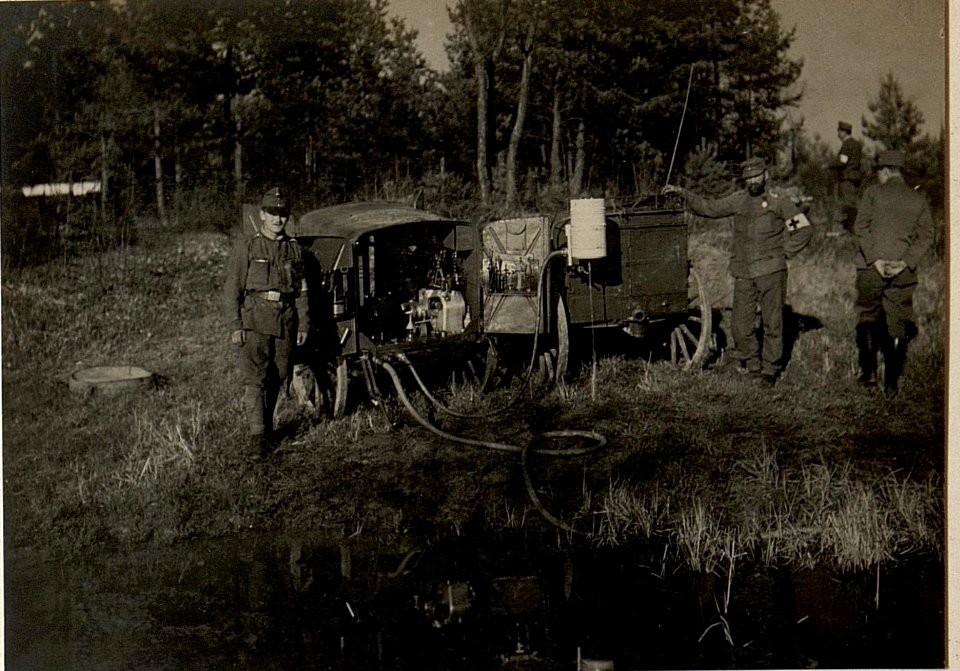 Trinkwasserbereiter nach Warchalowski in Tätigkeit. Aufgenommen am 30. November 1915. (BildID 15471135)
