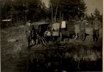 Trinkwasserbereiter nach Warchalowski in Tätigkeit. Aufgenommen am 30. November 1915. (BildID 15471135)